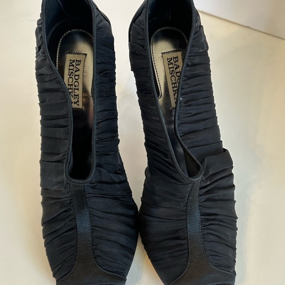Badgley Mischka Elegant Black Satin Peep Toe Zipper Back 5” Heels Sz 10 - Picture 2 of 10